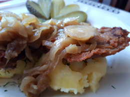 DANIE DNIA WĄTRÓBKA DROBIOWA W PANIERCE Z CEBULKĄ